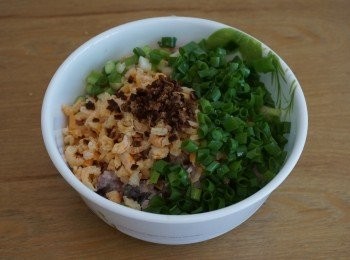 step5: 將蔥花、已切碎蝦米、陳皮和已混和好的<span class="group_2">調味料</span>加入肉碎中, 以筷子拌勻後打至起膠