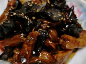 step4: 待涼上碟滴上辣椒油，麻油，灑上炒香的芝麻便可上桌享用