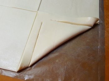 step5: 將正方形對摺成三角形，在邊緣各切一刀。