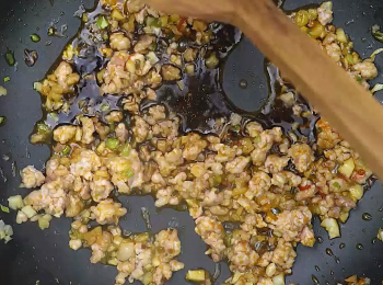 step2: 熱油鍋，爆香蔥末、蒜末，薑末；下豬肉、辣豆瓣醬、糖翻炒，然後下醬油，翻炒均勻。