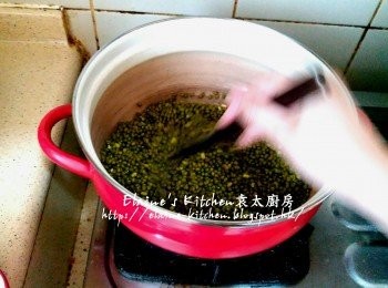 step4: 綠豆放入煲內加入50ml水炒至水份收乾