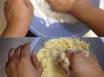 step1: 將牛油、糖粉、麵粉、杏仁粉、鹽搓成粒狀
搓揉均勻成黃色粒狀後分兩次加入蛋液搓成團