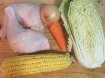 step1: 雞腿洗淨剪去多餘的肥油；白菜、紅蘿蔔洗淨；玉米去除外殼與玉米鬚洗淨；
