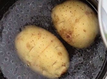 step2: 鍋裡燒水，薯仔放入熱水再加熱煮沸。