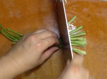 step4: 唐芹洗淨去葉、去根，留莖後切段
