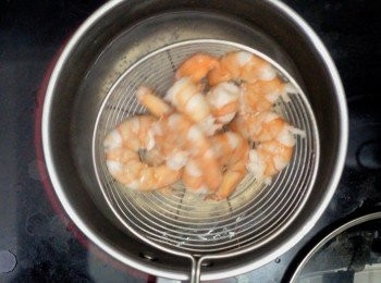 step8: 另燒沸水，把蝦子燙熟備用