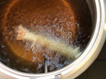 step9: 蝦沾上薄薄的一層炸漿，瀝去多餘的份量。放入炸油，炸一分半鐘左右。在炸至中段時反轉。如果想做出花揚げ的效果，竅門是炸了一段時間後用筷子或手沾一些炸漿，灑到蝦上去。然後待反轉蝦身時再灑一些。這樣便會出現花揚げ的效果。