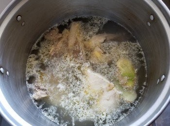 step6: 用薑片黃酒將雞殼出水