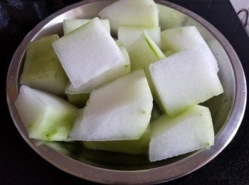 step1: 冬瓜，去皮後切厚件