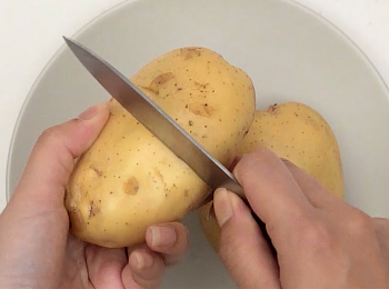 step1: 薯仔洗淨，然後圍著薯仔中間位置輕輕劃一圈。