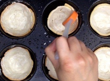 step10: 把融化白朱古力抹在<span class="group_1">撻皮</span>內，再入雪櫃至朱古力凝固後脫模備用