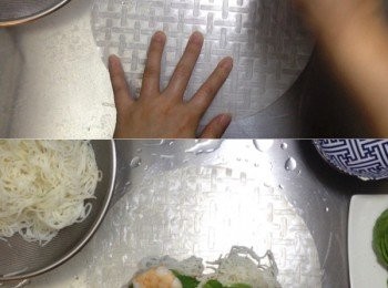 step10: 米紙先兩面抹上涼開水，之後在中間下一點的位置放上青瓜絲、甘筍絲、芒果絲、米粉、薄荷葉、九層塔、蝦子(想表面看到蝦子，可以先放蝦子在最底)，