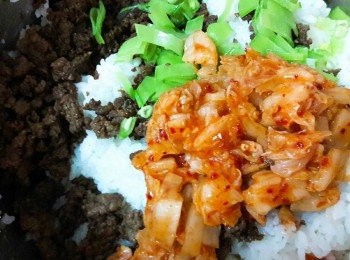 step5: 白飯中加入炒好的牛肉 , 還有5根已汆燙好並切粒的荷蘭豆 , 還有切細的泡菜