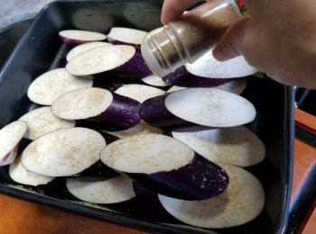 step1: 2條茄子洗淨後,鈄切片放在焗盤中,灑上適量味椒鹽待茄子有底味