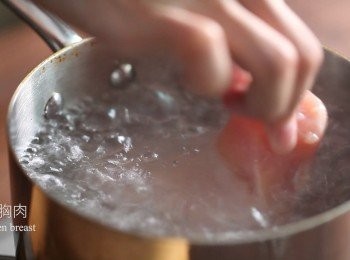 step1: 首先備一鍋滾水，將<a href="https://bit.ly/3EZL8dD" target="_blank" data-keyword="雞胸" class="guide-link"><strong>雞胸</strong></a> <span style="display:inline-block;vertical-align:middle;margin-top:-3px;color:initial;border-radius:3px;padding:2px 3px;font-size:12px;line-height:14px;background:#87d300;color:#fff;">即買</span> 肉下鍋用小火煮10分鐘後，關火繼續悶10分鐘，接著取出放涼備用。