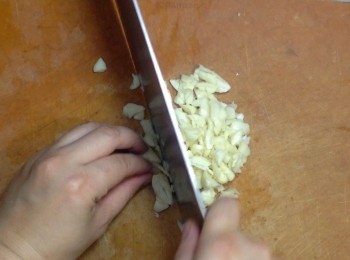 step3: 蒜頭洗淨去皮去根切粒