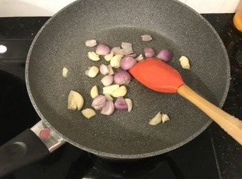 step3: 燒熱油，爆香蒜頭、葱頭