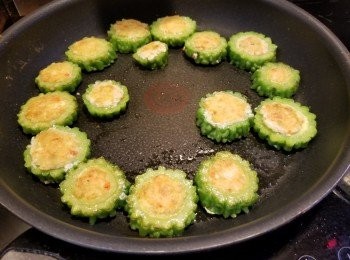 step7: 用平底鑊加適量油大火燒熱油,落釀好的涼瓜轉慢火將兩邊煎至金黃