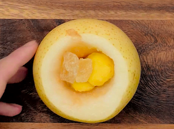 step3: 放入切好的薑片，10g冰糖。