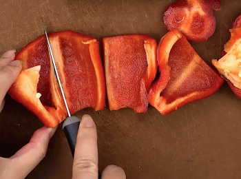 step2: 切塊，三色椒切斷其中一邊，沿邊切一圈去籽，一格格切成塊狀。