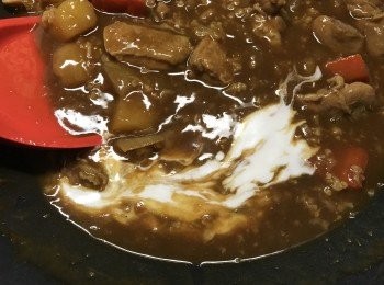 step3: 加雞湯和水， 煮滾後加咖哩磚，煮至溶化，再把雞件加進去，煮至滾起後，轉中小火，蓋好蓋燘煮15-20分鐘至收汁及變濃稠（因每款咖哩磚的成分不一樣， 如不夠濃稠， 可用生粉水勾茨）， 最後把椰漿加進去， 再攪拌一下至完全混合一起便可以了。