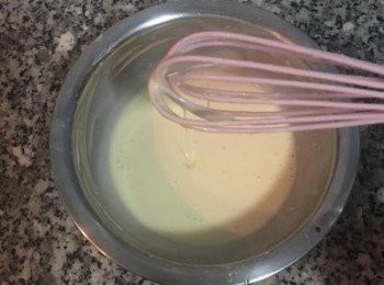 step4: 麵粉和糯米粉混勻後，加入打散的雞蛋和水及油，攪拌到完全沒粉粒即可。