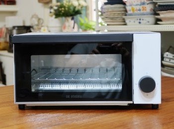 step5: ONE amadana 經典復古烤箱小巧有小巧的妙用，
除了不需像大烤箱花長時間預熱外，
運用它做些小餐食、小點心、特別快速理想，
是平時製作早餐時我非常喜歡的小家電，
尤其隨擺於中島上好看也完全不佔空間。