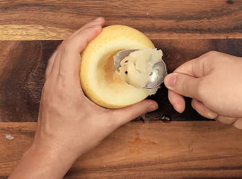 step2: 然後用勺子挖出梨芯。