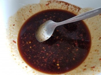 step4: 預備醬汁，將蜜糖，麻油，蝦米辣椒油，辣椒粉，瑞士雞汁，胡椒粉，泰式雞醬撈好