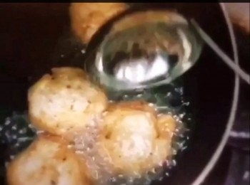 step3: 預先燒熱油，炸之前將每粒均勻沾上粟粉，沾了粉要立即炸，炸至金黃色 完成