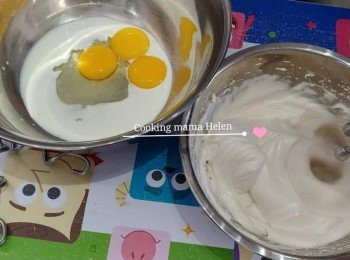 step3: 糖,分兩次加入蛋白, 高速打至企身, 勾勾向下(濕性發泡)