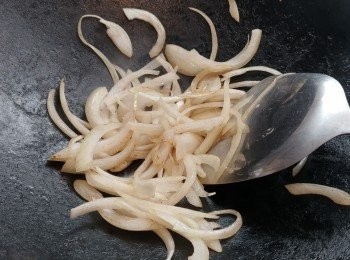 step3: 魚煎好之後洗乾淨個鑊

熱鑊少許油, 炒洋蔥直到半軟身
