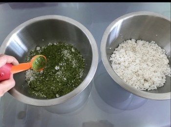 step1: 「原味」
把水加入西米於容器中，稍微浸泡20-30分鐘。

「抹茶味」
把抹茶粉加入西米於容器中拌勻一下， 再加水稍微浸泡20-30分鐘。