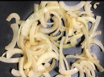 step3: 放油落鑊，中大火至油熱，把洋蔥略炒香並稍見軟熟。