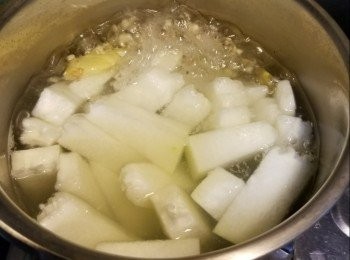 step2: 煲熱一窩水，加入所有材料中火煲1小時即成。