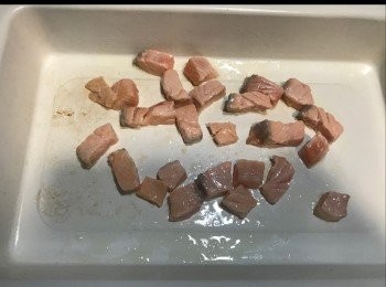 step2: 三文魚腩煎至半熟。