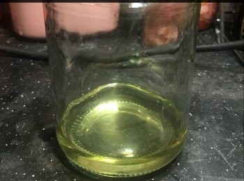 step3: 玻璃樽放入少少食油（我用葡萄籽油）。