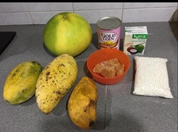 step1: 準備好材料
500水煮冰糖，糖份自行加減，我自己用80g，煮溶了糖加入椰漿，滾了，關火，備用。
用800水煮西米，10分鐘，關火，焗20分鐘，之後過一過冰水，涼了後加入椰漿糊入，備用。