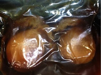 step4: 3. 煲滾水，放入麵餅，用筷子攪動至麵餅鬆開(約2分鐘)，盛起，瀝乾水份，備用。