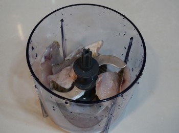 step3: 將魚肉切成細件,放入攪拌機中打碎; 打好魚肉再打豬肉