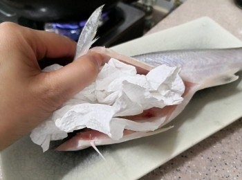 step3: 必要徹底抹乾魚皮及肚（tips 2: 否則煎時會油花四淺）