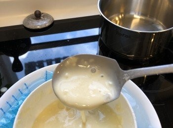 step7: 炸粉分三次逐少加入蛋水之中，攪勻。直至炸漿沒粒粒而又成可滴的稀漿狀便成。注意不要過份猛烈攪拌，否則麵粉攪出筋性，炸出來的天婦羅便不會脆口。炸漿完成後要立即使用，不要放過久。可放入少許冰塊，來保持炸漿的低溫。