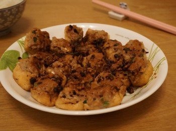 step9: 將蒜蓉和豆豉爆香, 倒入已煎過的豆卜炒勻, 加入蝦米水煮滾, 豆卜煮至軟身後放少許糖調味即成