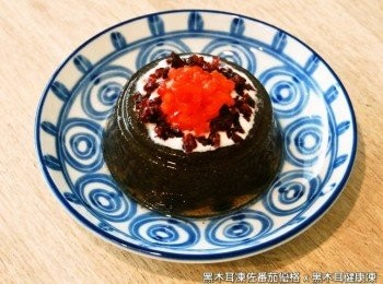 step3: 將番茄切成丁，蔓越莓果乾切碎，並依序擺放在黑木耳健康凍上。