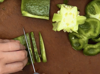 step3: 切絲，把三色椒切塊狀再切絲。