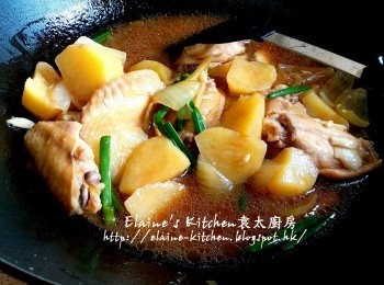 step8: 最後加少許老抽及青蔥段拌勻即可