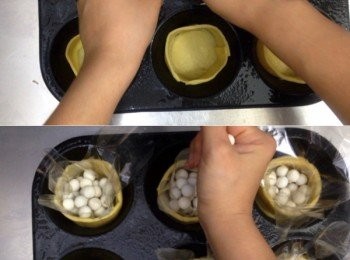 step7: 將雪好的<span class="group_1">撻皮</span>上放上焗爐紙，之後放入小石子或豆類
先入爐15分鐘