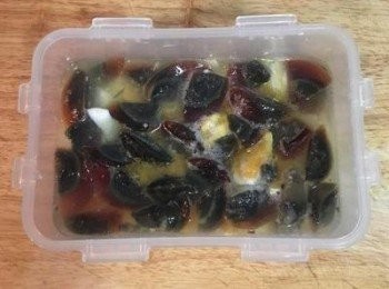 step6: 用湯匙稍微的將皮蛋和鹹蛋往下壓；