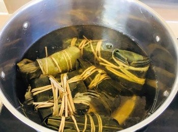 step14: 準備一鍋滾水，加入包好的咸水糉，滾水必須蓋過咸肉糉，中火烚1.5小時。