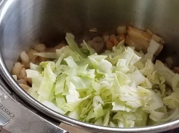 step3: 再將椰菜絲加入，炒勻。